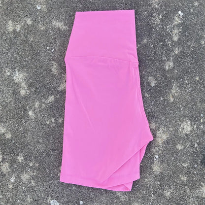 Högmidjade träningsshorts för yoga, gym och kondition.