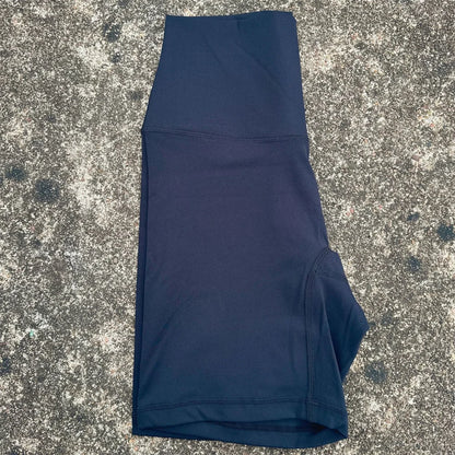Högmidjade träningsshorts för yoga, gym och kondition.