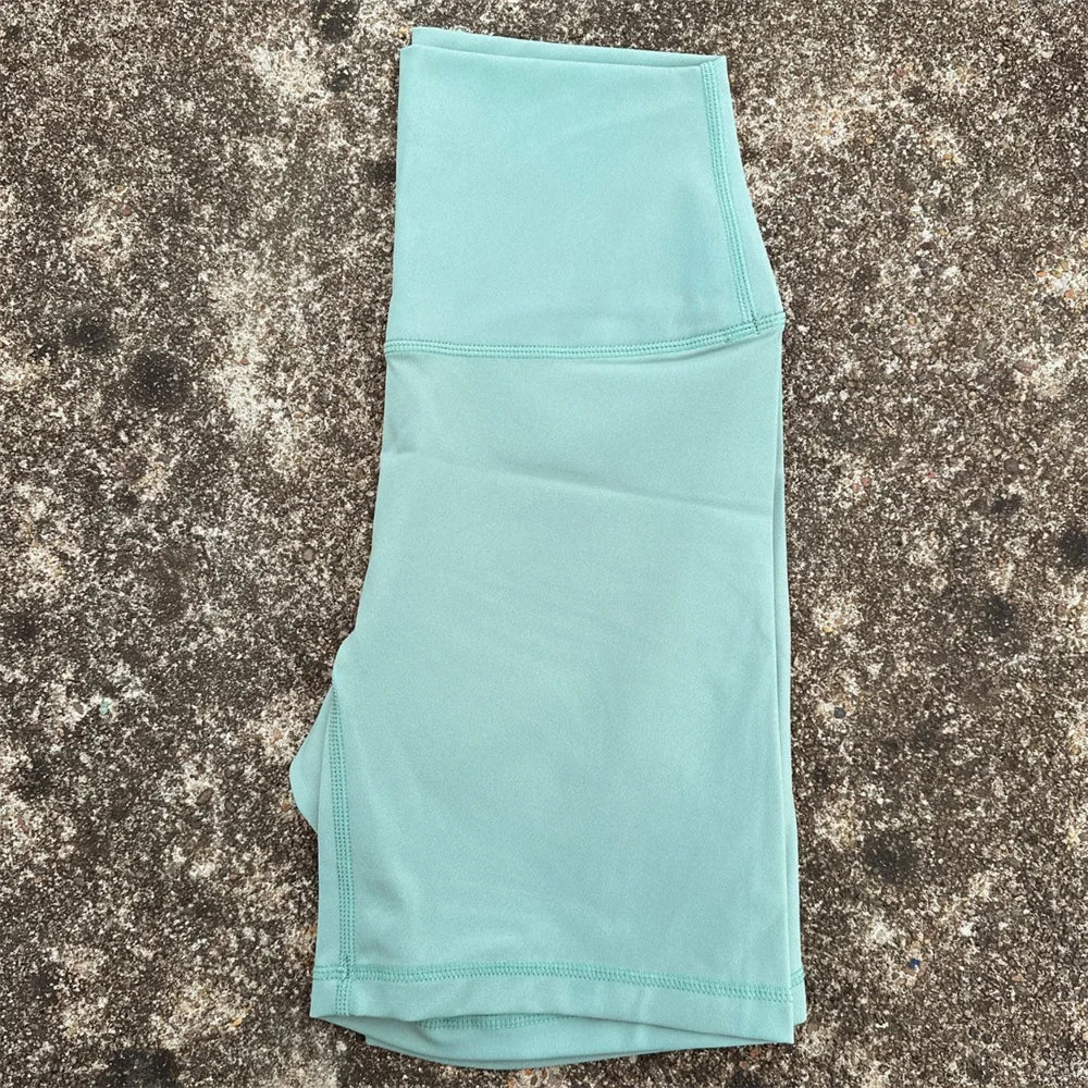 Högmidjade träningsshorts för yoga, gym och kondition.
